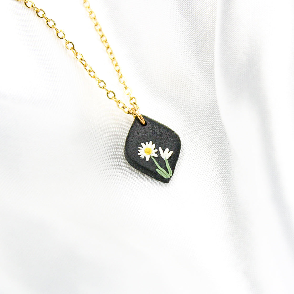 Gold daisy birth flower necklace — April pendant