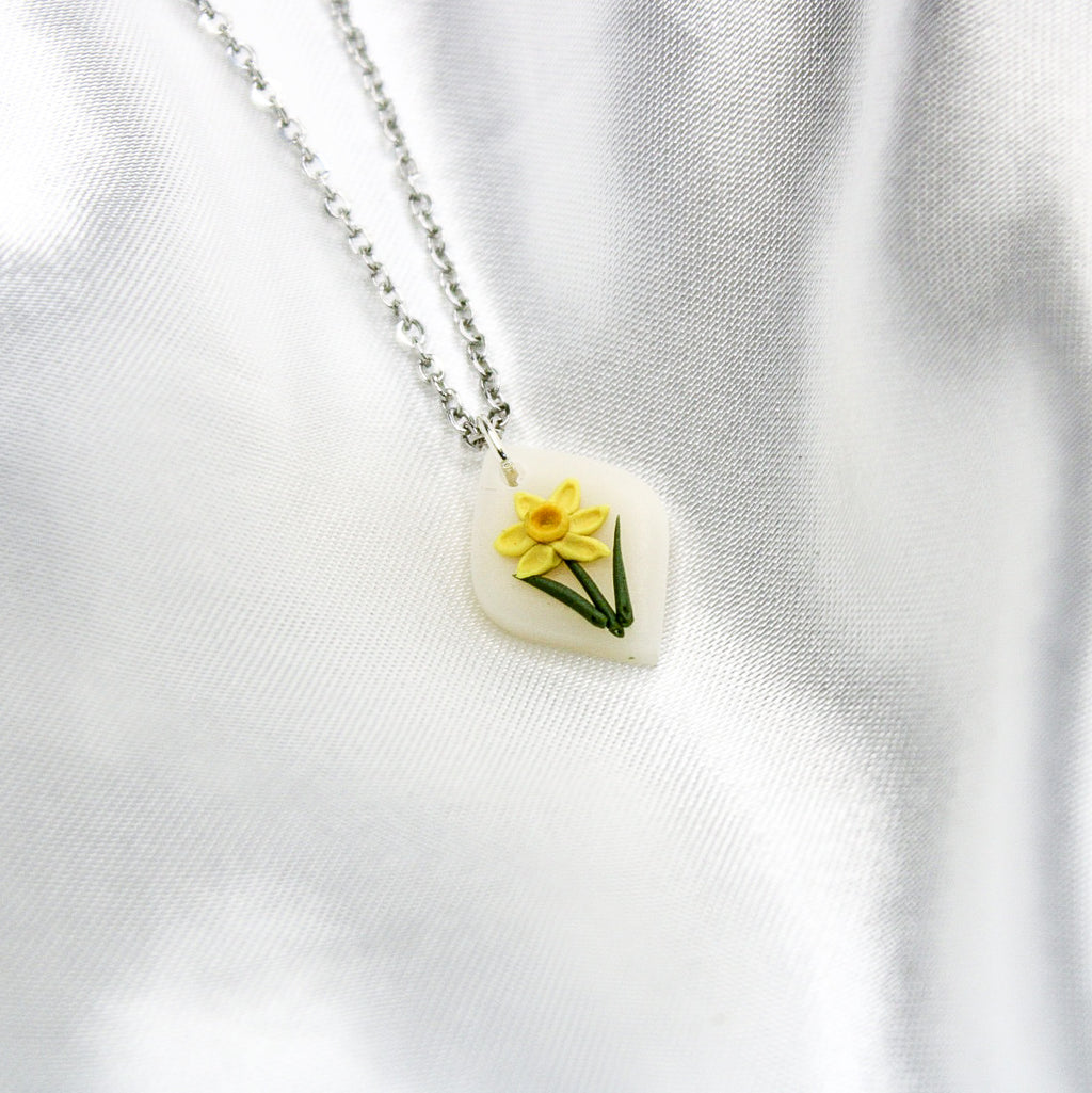 Silver raven daffodil birth flower necklace — March pendant