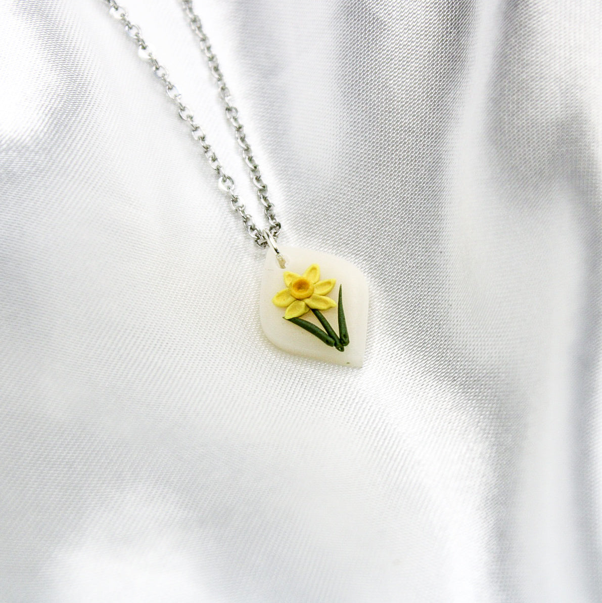 Silver raven daffodil birth flower necklace — March pendant